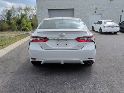 Used 2023 Toyota Camry SE image 3