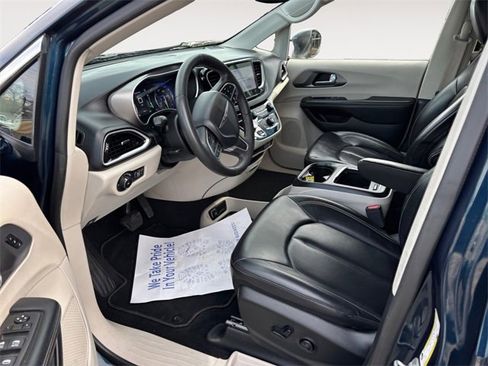 Used 2023 Chrysler Pacifica Touring-L image 9