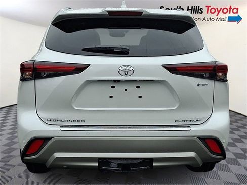New 2026 Toyota Highlander Platinum image 5