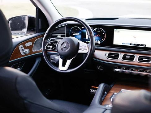 Used 2023 Mercedes-Benz GLS 450 4MATIC image 11