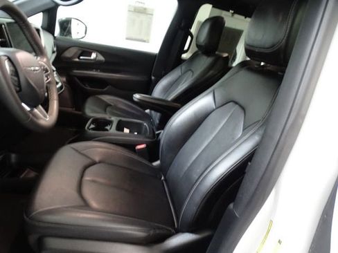 Used 2025 Chrysler Pacifica Select FWD image 2