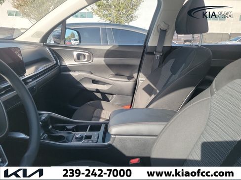 Used 2025 Kia Sorento LX FWD image 5