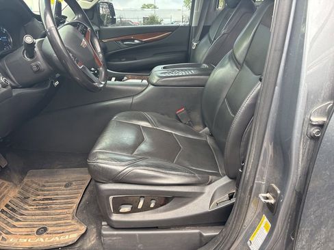 Used 2018 Cadillac Escalade ESV Luxury image 8