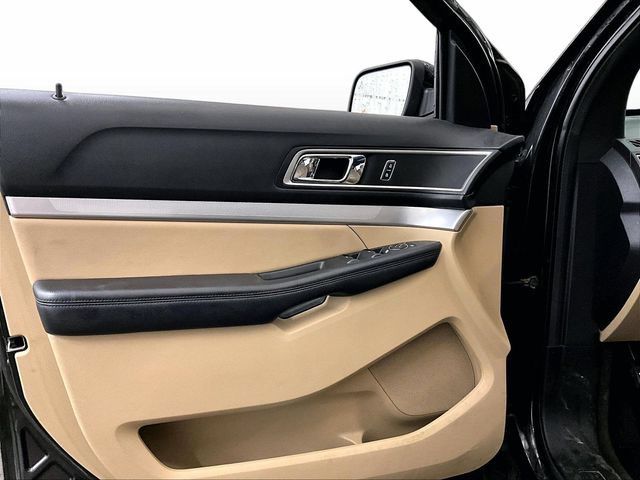 Used 2017 Ford Explorer XLT w/ Equipment Group 202A AWD/4WD image 22