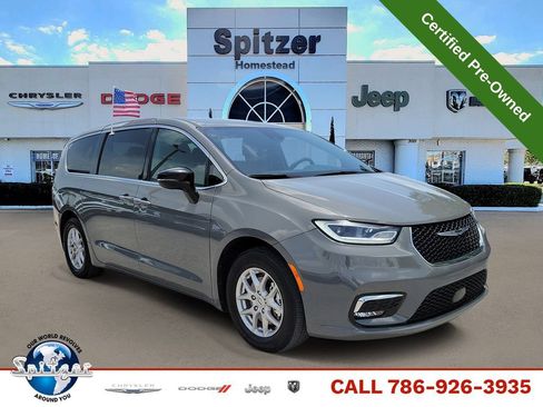 Used 2025 Chrysler Pacifica Select FWD image 1