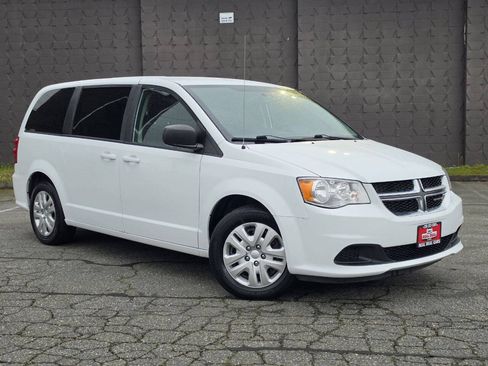 Used 2018 Dodge Grand Caravan SE w/ UConnect Hands-Free Group FWD image 3