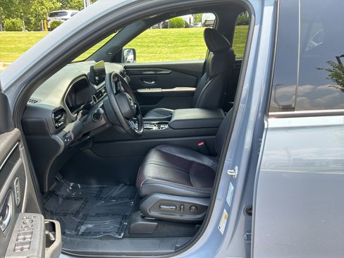 Used 2025 Honda Pilot Black Edition image 16