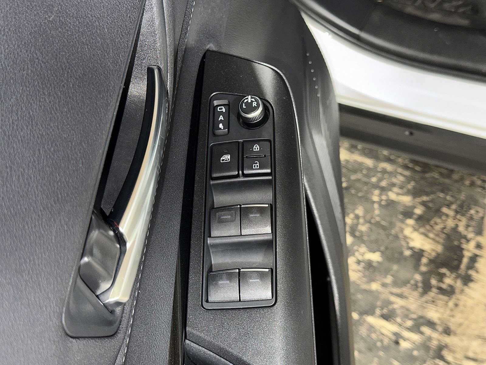 Used 2023 Toyota Venza LE AWD/4WD image 22