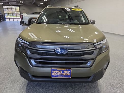 Used 2025 Subaru Forester Premium AWD/4WD image 2