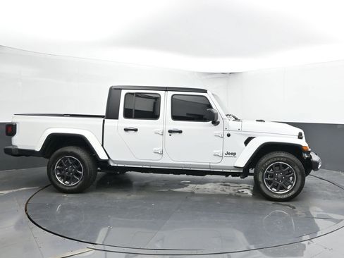 Used 2023 Jeep Gladiator Overland image 12