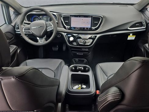 New 2025 Chrysler Voyager LX image 10