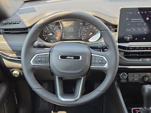 Used 2025 Jeep Compass Latitude w/ Altitude Special Edition AWD/4WD image 21