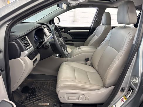 Used 2019 Toyota Highlander XLE image 15