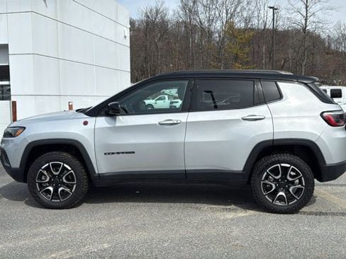Certified 2025 Jeep Compass Trailhawk w/ Trailhawk Convenience Group AWD/4WD image 4