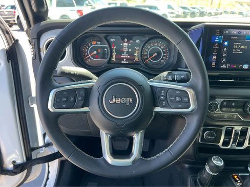 Used 2025 Jeep Wrangler Unlimited Sahara AWD/4WD image 34