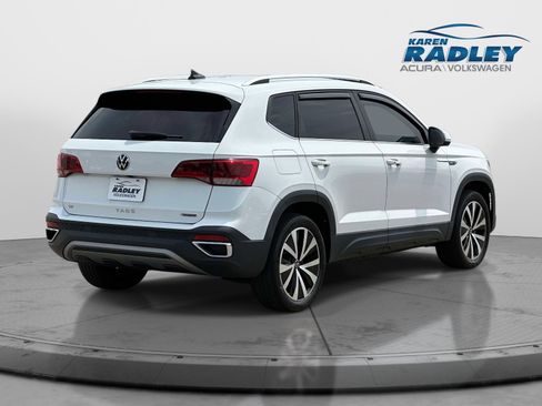 Certified 2022 Volkswagen Taos SE AWD/4WD image 2