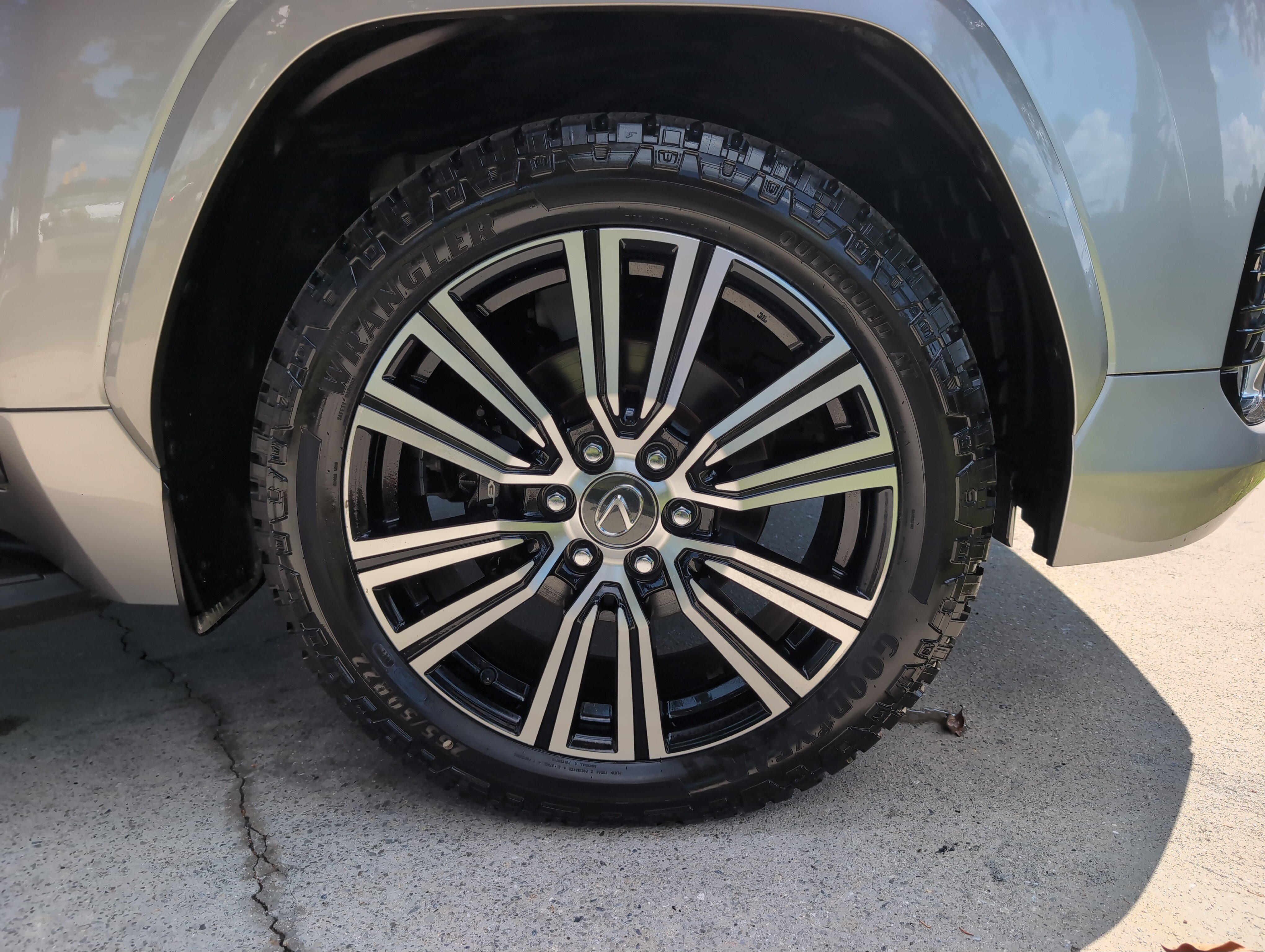 Used 2024 Lexus LX 600 4WD w/ Luxury Package image 13