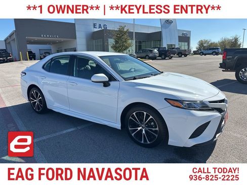 Used 2020 Toyota Camry SE image 1