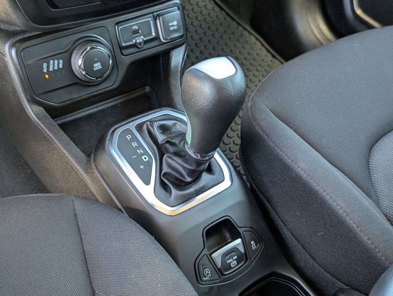 Used 2023 Jeep Renegade Latitude AWD/4WD image 15