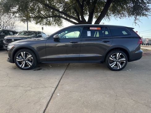 Used 2025 Volvo V60 B5 Cross Country Plus image 2