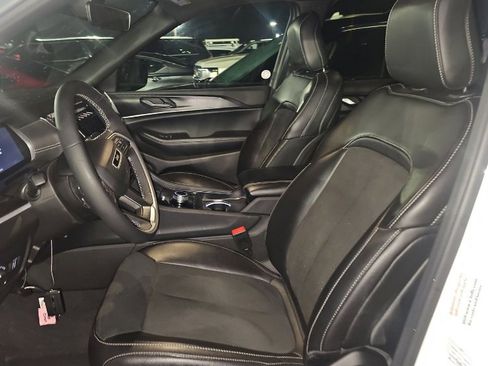 Used 2025 Jeep Grand Cherokee Altitude image 5