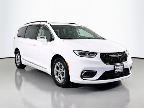 Used 2022 Chrysler Pacifica Limited image 3