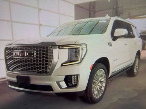Used 2024 GMC Yukon Denali w/ Advanced Technology Package AWD/4WD image 5