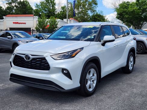 Used 2024 Toyota Highlander LE AWD/4WD image 2