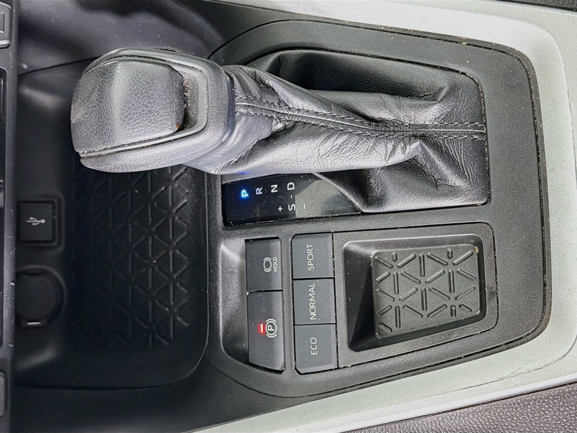 Used 2020 Toyota RAV4 XLE w/ Convenience Package FWD image 24