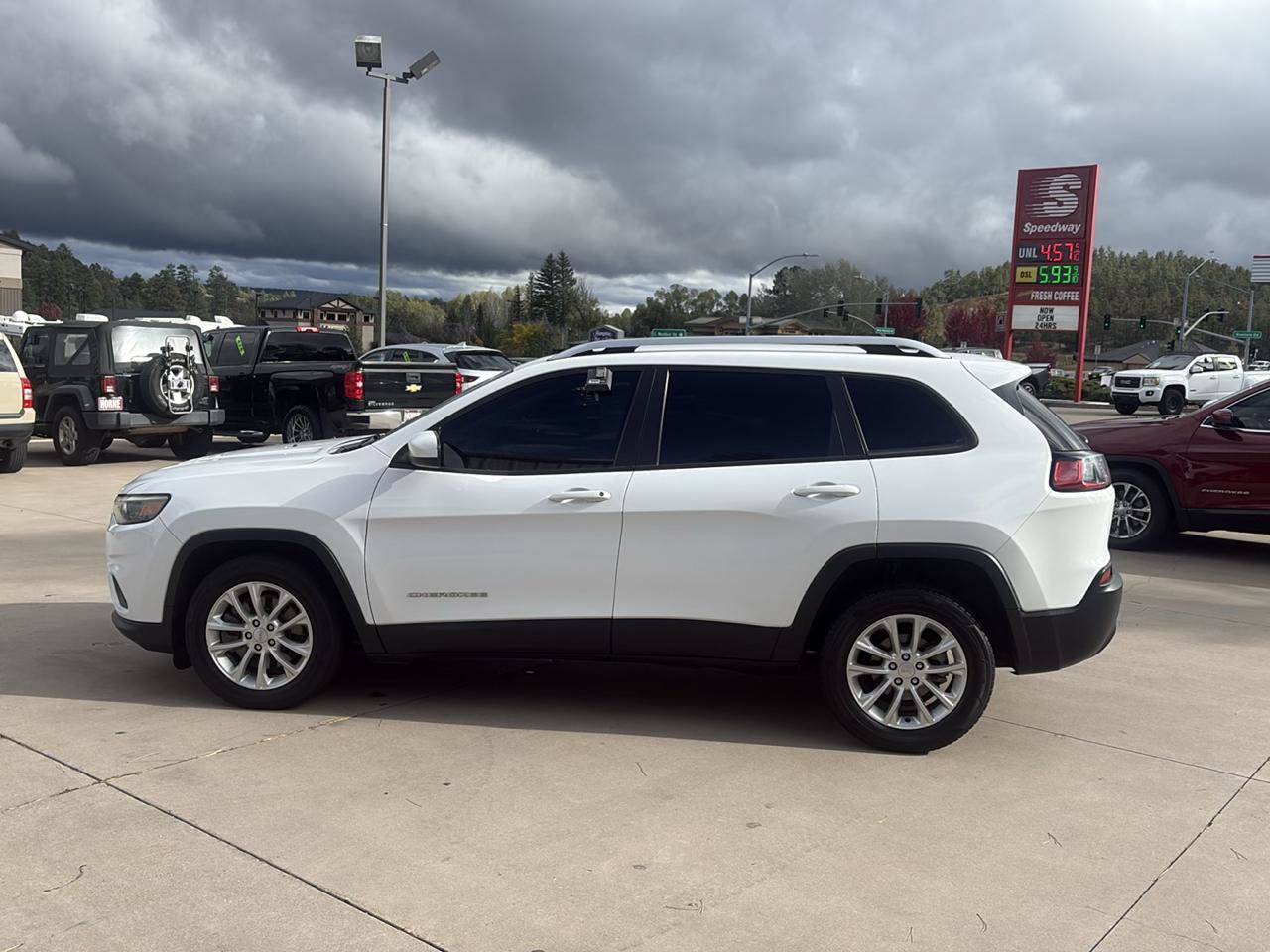 Used 2020 Jeep Cherokee Latitude FWD image 4