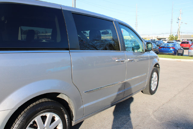 Used 2016 Chrysler Town & Country Touring FWD image 42