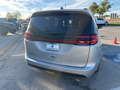 New 2026 Chrysler Pacifica Select image 30