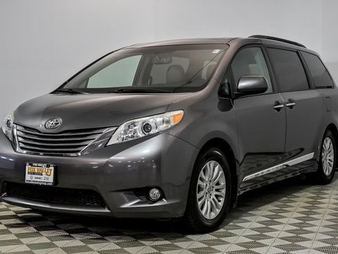 Used 2015 Toyota Sienna XLE Premium image 4