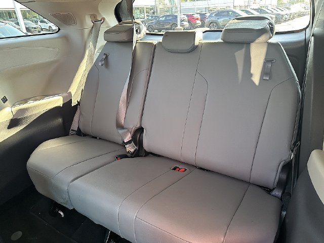 Used 2022 Toyota Sienna XLE FWD image 15