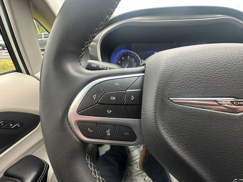 Used 2023 Chrysler Pacifica Touring-L FWD image 21