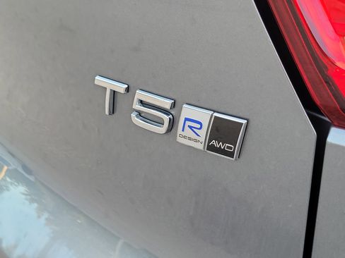 Used 2019 Volvo XC40 T5 R-Design image 14