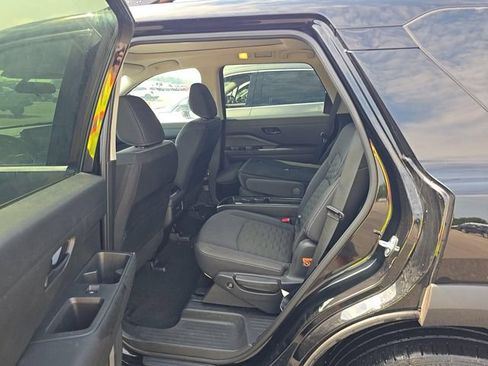 Certified 2025 Nissan Pathfinder SV w/ SV Premium Package FWD image 4