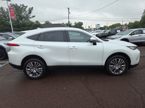 Certified 2024 Toyota Venza XLE AWD/4WD image 2