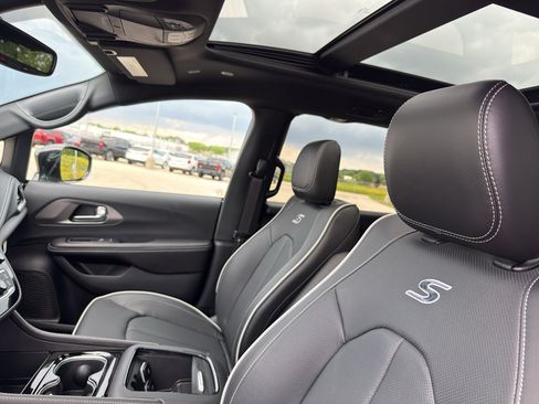 New 2027 Chrysler Pacifica Limited AWD/4WD image 28