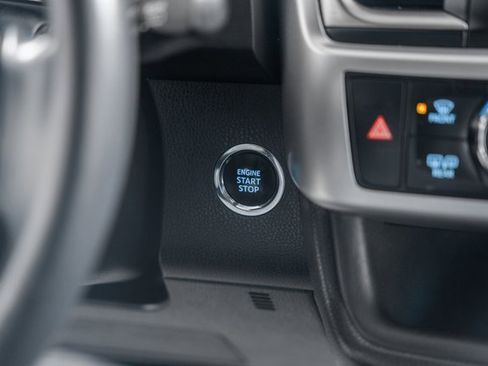 Used 2019 Toyota Highlander SE image 25