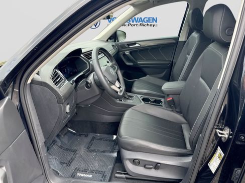 Used 2024 Volkswagen Tiguan SE w/ Panoramic Sunroof Package FWD image 23