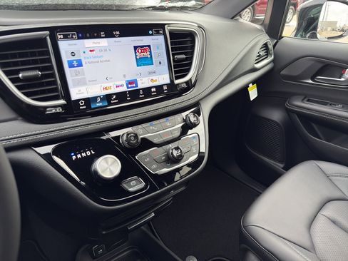 New 2026 Chrysler Pacifica Select image 21