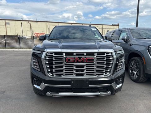 Used 2025 GMC Yukon XL Denali image 3
