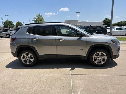 Used 2024 Jeep Compass Latitude AWD/4WD image 12