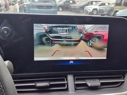 Used 2025 Chevrolet Trax LT FWD image 7