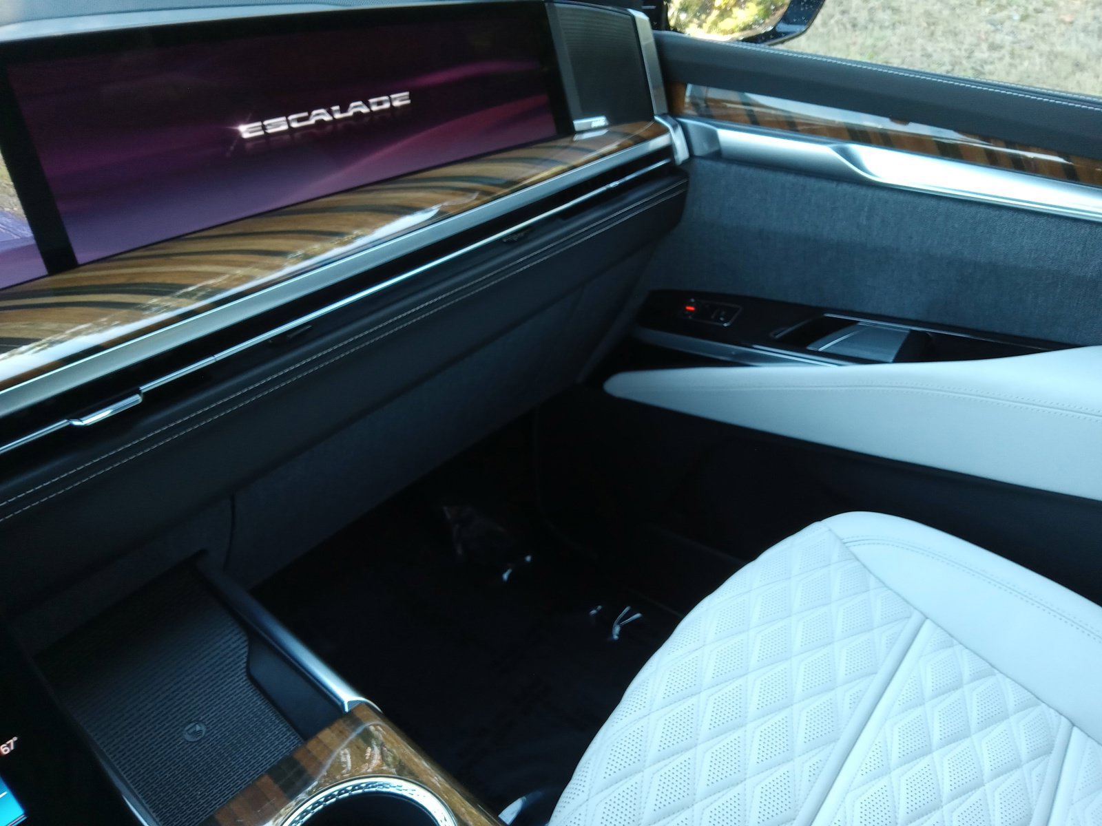 Used 2026 Cadillac Escalade Platinum Sport w/ LPO, ONYX Package AWD/4WD image 9