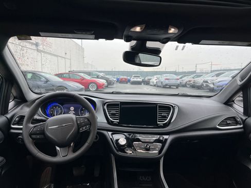 Used 2025 Chrysler Pacifica Limited image 37