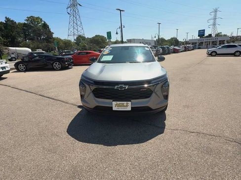 Used 2024 Chevrolet Trax RS w/ Sunroof Package FWD image 3