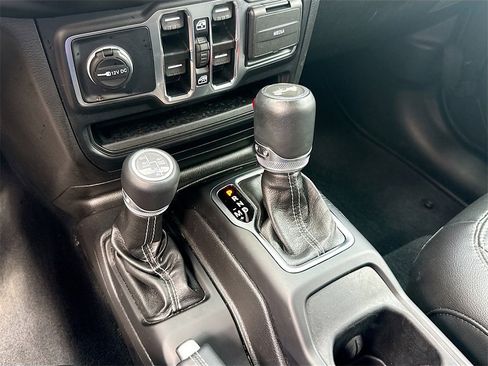 Used 2022 Jeep Wrangler Unlimited Sahara image 18