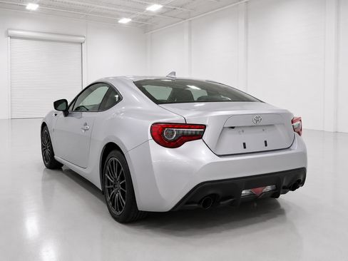 Used 2020 Toyota 86 RWD image 9